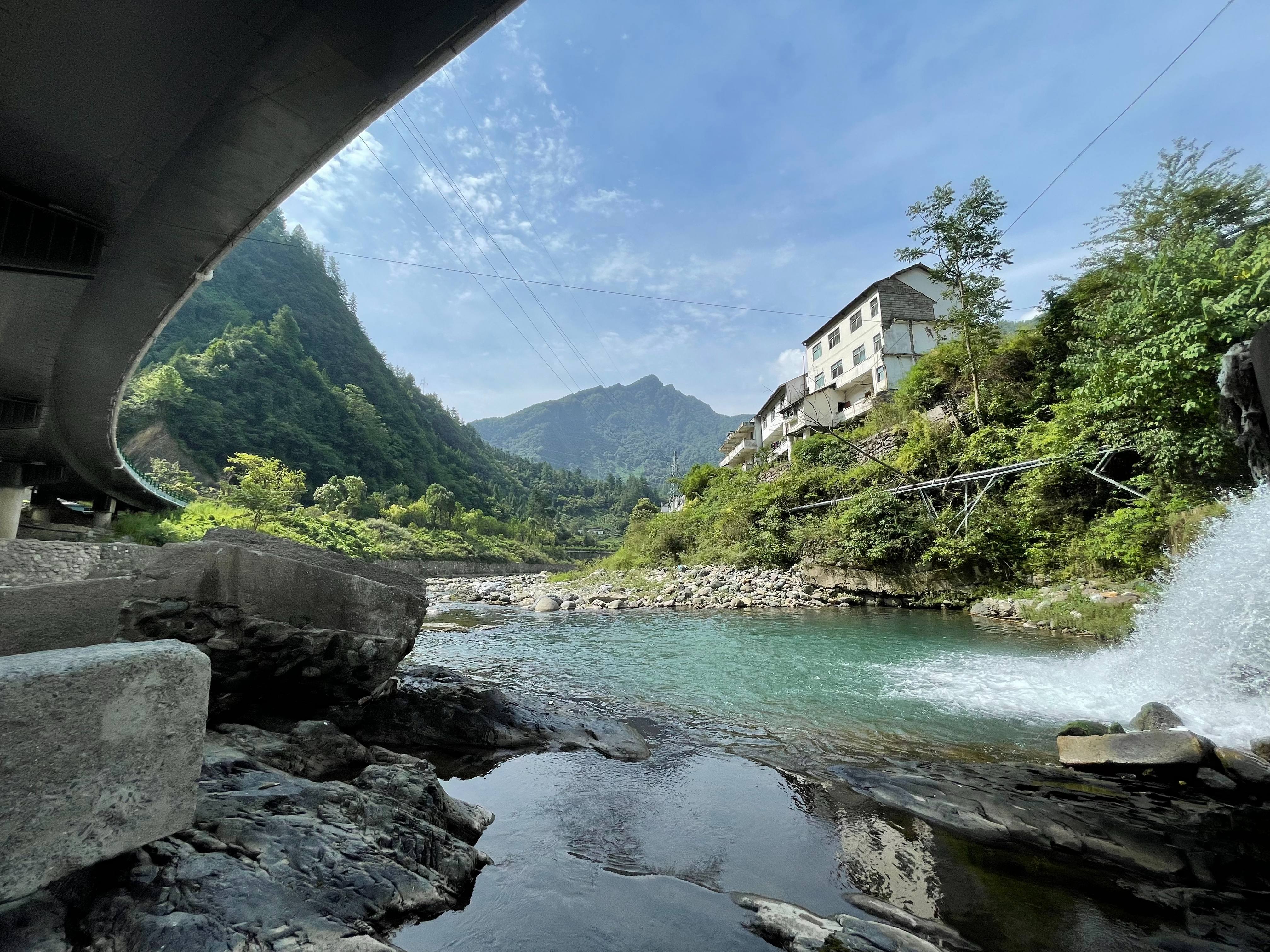 2023-08-24 神农架回家公寓不知名小河.jpg